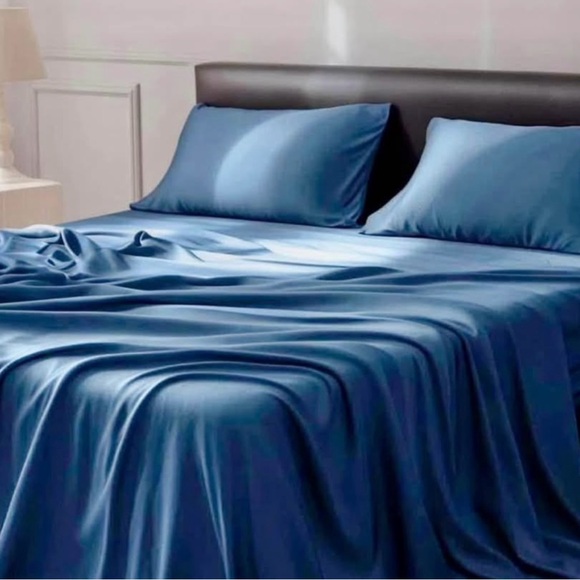 Bedding Set. - Picture 1 of 4